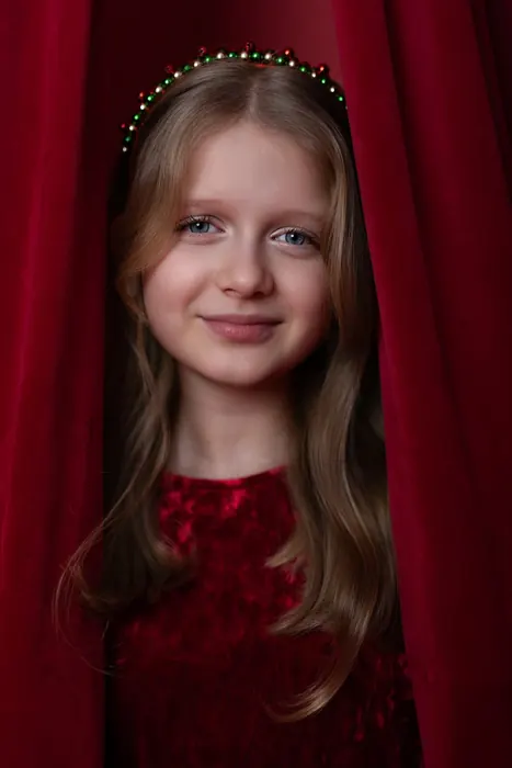 Portret Hani na tle czerwonej kurtyny